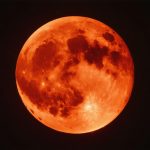 Danza Celestial Épica: Solo Por Una Mañana, Una Parcial «Luna de Sangre» Embellece los Cielos
